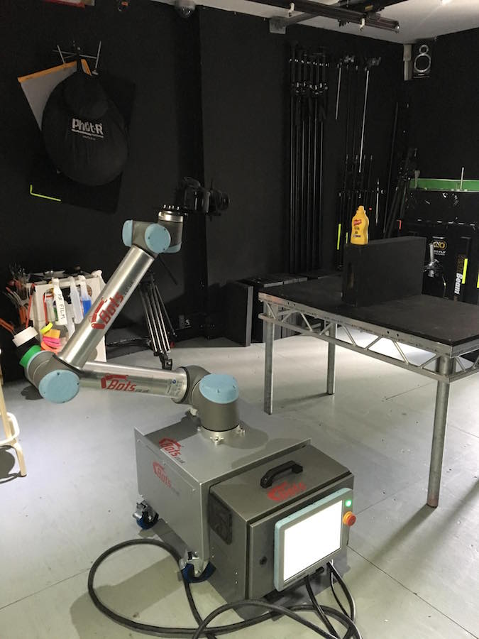 Bots installs UR10 Robot for Photography Studio